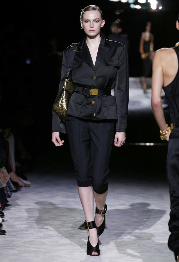 عرض أزياء Tom Ford لربيع وصيف 2022 من أسبوع الموضة في نيويورك