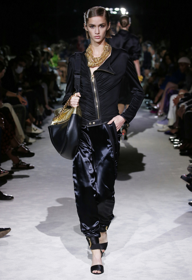 عرض أزياء Tom Ford لربيع وصيف 2022 من أسبوع الموضة في نيويورك