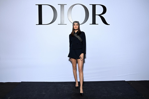 مجموعة Dior لربيع وصيف 2022 عودة بالذّاكرة إلى السّتينات وثورة في إطلالة المرأة 