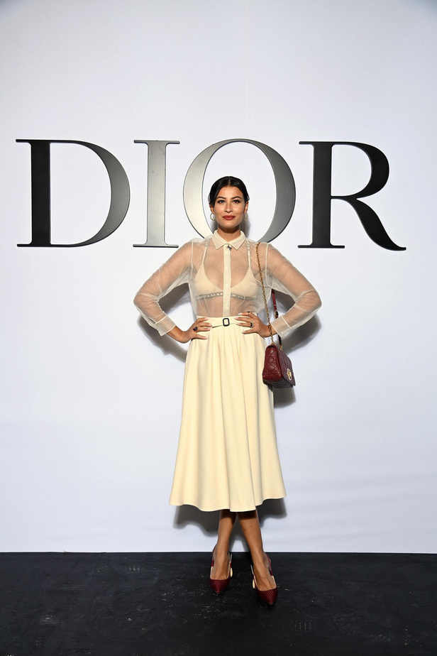 مجموعة Dior لربيع وصيف 2022 عودة بالذّاكرة إلى السّتينات وثورة في إطلالة المرأة 