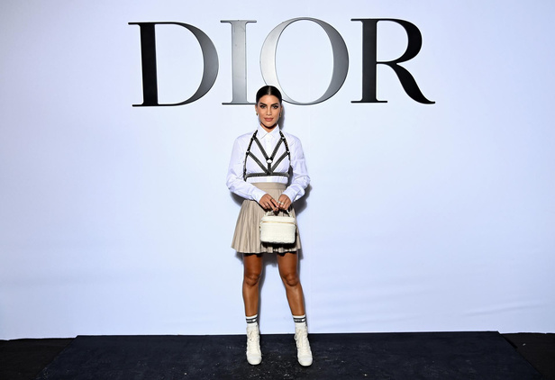 مجموعة Dior لربيع وصيف 2022 عودة بالذّاكرة إلى السّتينات وثورة في إطلالة المرأة 