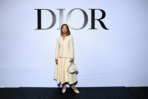 مجموعة Dior لربيع وصيف 2022 عودة بالذّاكرة إلى السّتينات وثورة في إطلالة المرأة 