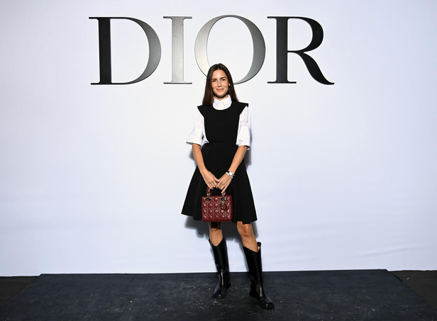 مجموعة Dior لربيع وصيف 2022 عودة بالذّاكرة إلى السّتينات وثورة في إطلالة المرأة 