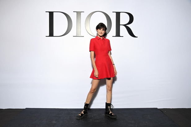 مجموعة Dior لربيع وصيف 2022 عودة بالذّاكرة إلى السّتينات وثورة في إطلالة المرأة 