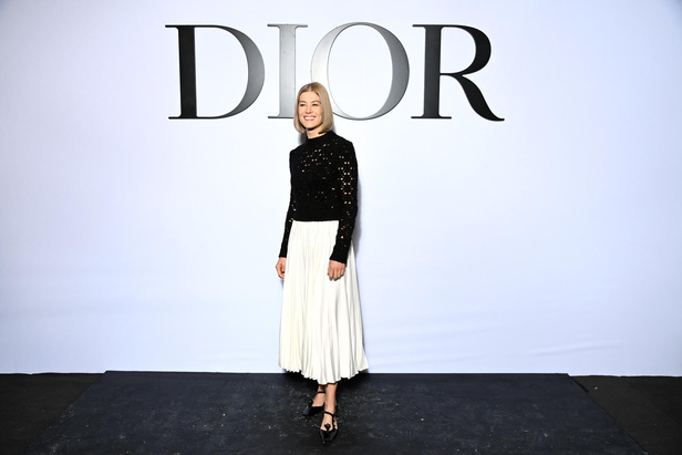 مجموعة Dior لربيع وصيف 2022 عودة بالذّاكرة إلى السّتينات وثورة في إطلالة المرأة 