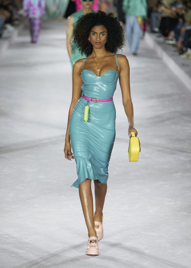 من عرض أزياء فيرساتشي لموسم ربيع وصيف 2022