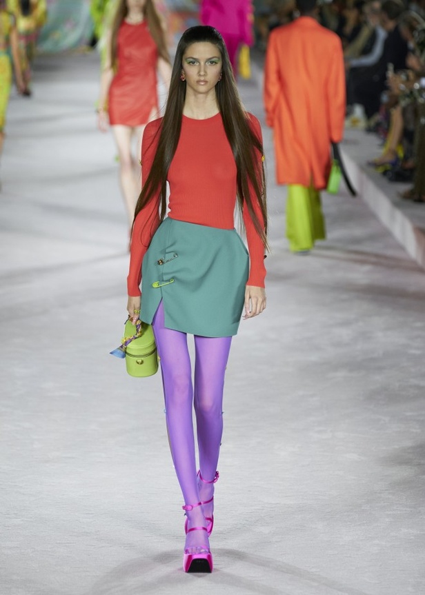 من عرض أزياء فيرساتشي لموسم ربيع وصيف 2022