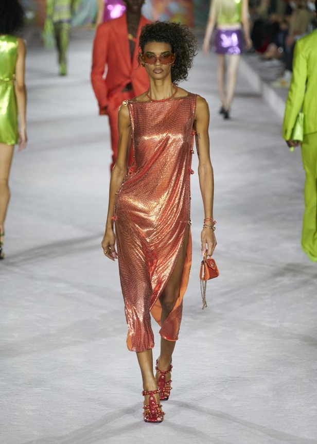 من عرض أزياء فيرساتشي لموسم ربيع وصيف 2022