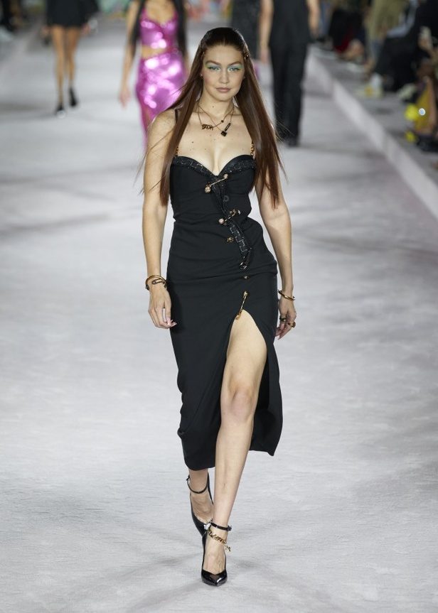 من عرض أزياء فيرساتشي لموسم ربيع وصيف 2022