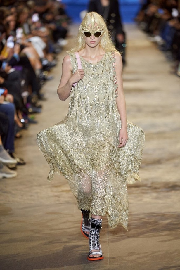 دار أزياء Louis Vuitton تجسّد الترف الفرنسي مع العصرية في مجموعة ربيع وصيف 2022