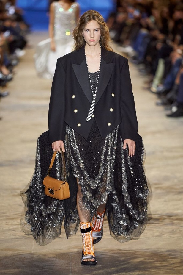 دار أزياء Louis Vuitton تجسّد الترف الفرنسي مع العصرية في مجموعة ربيع وصيف 2022