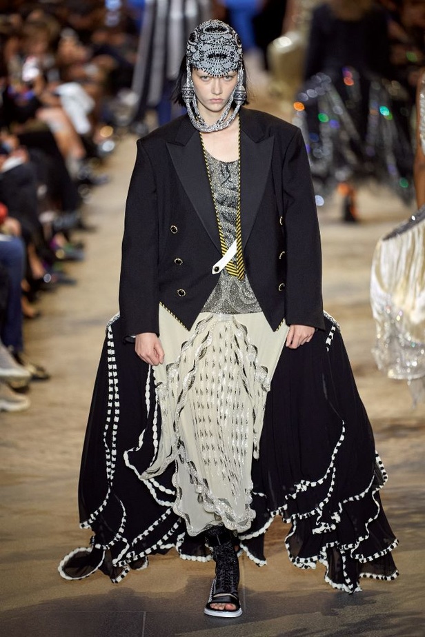 دار أزياء Louis Vuitton تجسّد الترف الفرنسي مع العصرية في مجموعة ربيع وصيف 2022