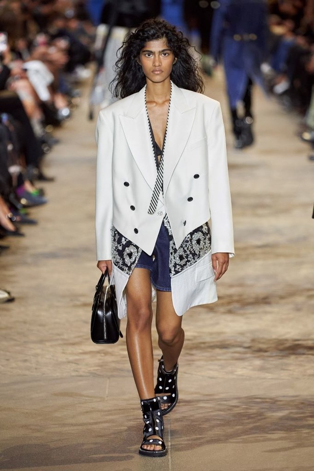 دار أزياء Louis Vuitton تجسّد الترف الفرنسي مع العصرية في مجموعة ربيع وصيف 2022