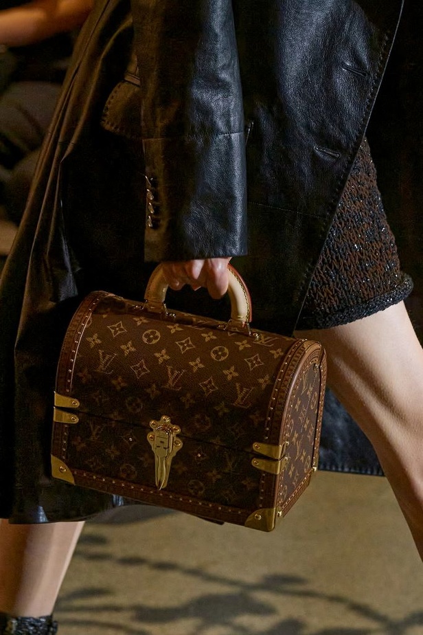 دار أزياء Louis Vuitton تجسّد الترف الفرنسي مع العصرية في مجموعة ربيع وصيف 2022