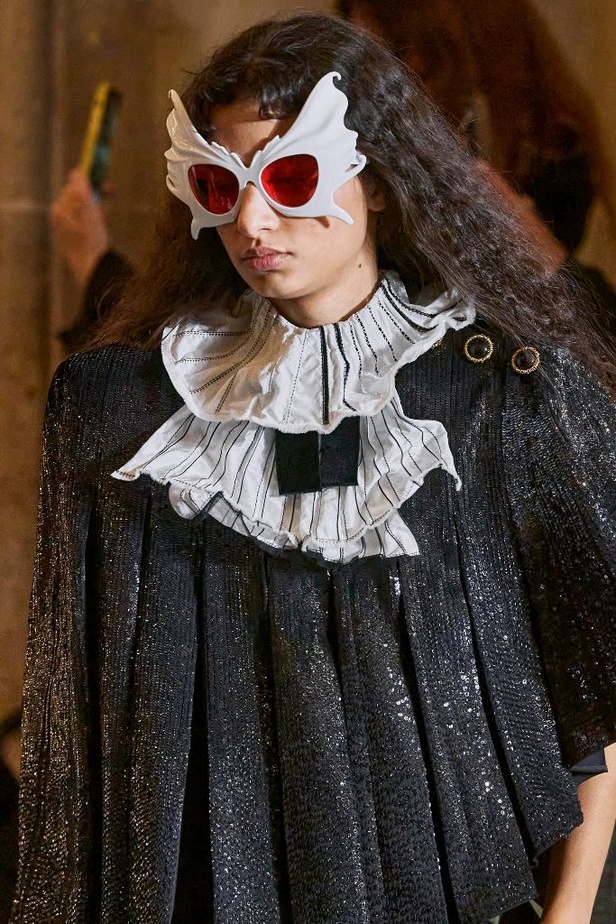 دار أزياء Louis Vuitton تجسّد الترف الفرنسي مع العصرية في مجموعة ربيع وصيف 2022