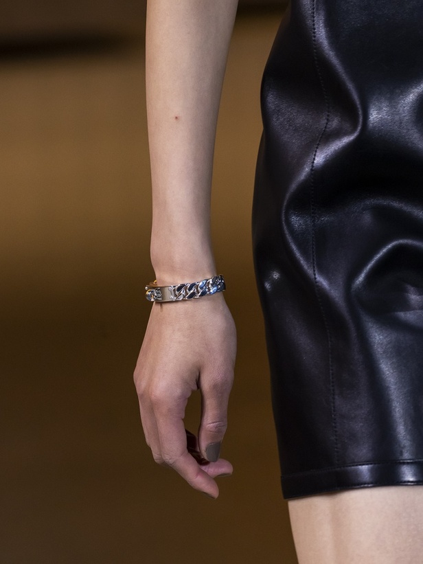 عرض أزياء مجموعة Hermes لربيع وصيف 2022 من أسبوع الموضة في باريس