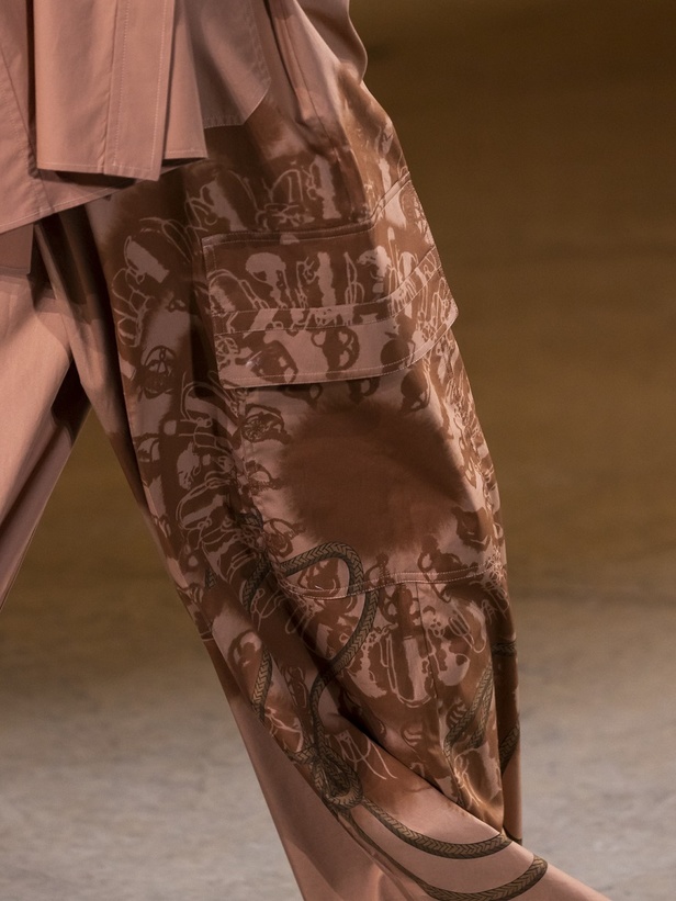 عرض أزياء مجموعة Hermes لربيع وصيف 2022 من أسبوع الموضة في باريس