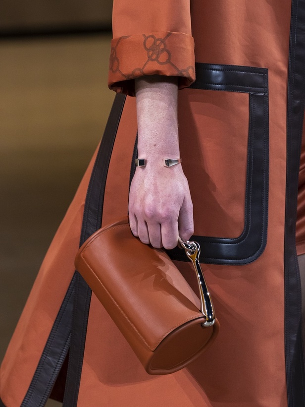 عرض أزياء مجموعة Hermes لربيع وصيف 2022 من أسبوع الموضة في باريس