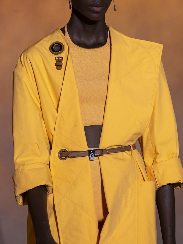 عرض أزياء مجموعة Hermes لربيع وصيف 2022 من أسبوع الموضة في باريس