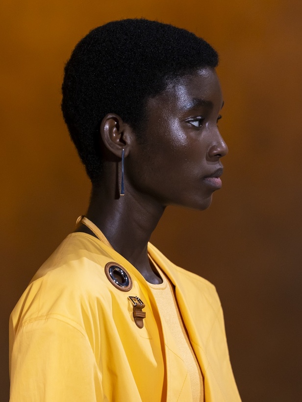 عرض أزياء مجموعة Hermes لربيع وصيف 2022 من أسبوع الموضة في باريس