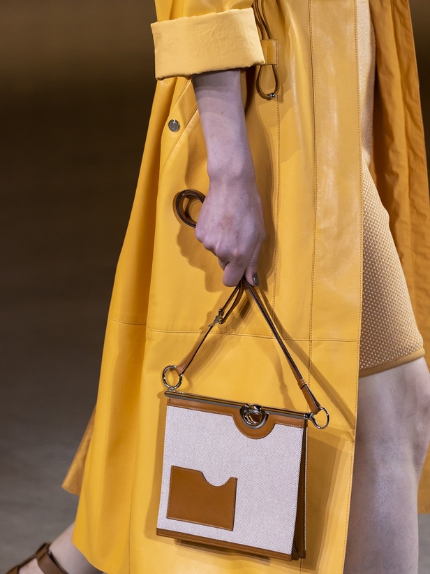 عرض أزياء مجموعة Hermes لربيع وصيف 2022 من أسبوع الموضة في باريس