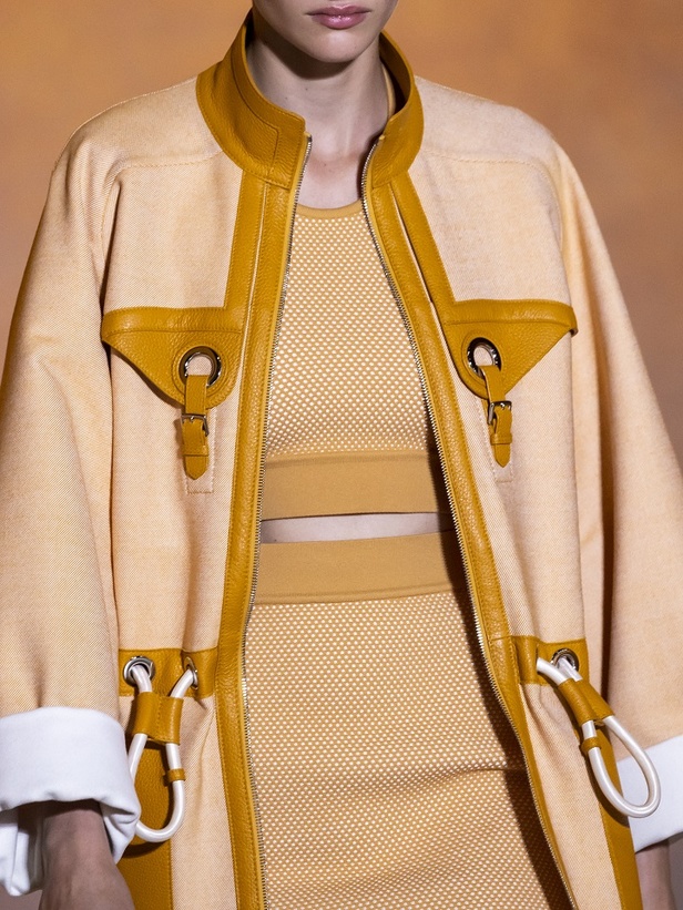 عرض أزياء مجموعة Hermes لربيع وصيف 2022 من أسبوع الموضة في باريس
