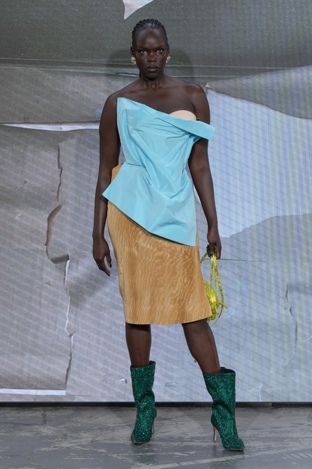 عرض أزياء مجموعة Vivienne Westwood لربيع وصيف 2022 من أسبوع الموضة في باريس