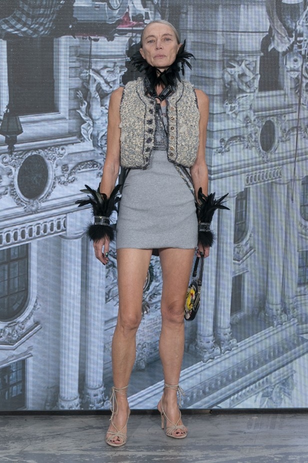 عرض أزياء مجموعة Vivienne Westwood لربيع وصيف 2022 من أسبوع الموضة في باريس