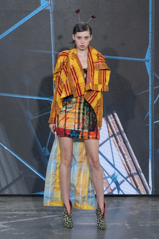 عرض أزياء مجموعة Vivienne Westwood لربيع وصيف 2022 من أسبوع الموضة في باريس