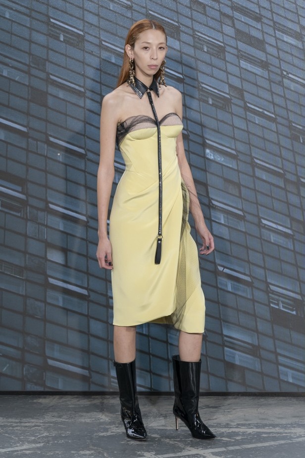 عرض أزياء مجموعة Vivienne Westwood لربيع وصيف 2022 من أسبوع الموضة في باريس