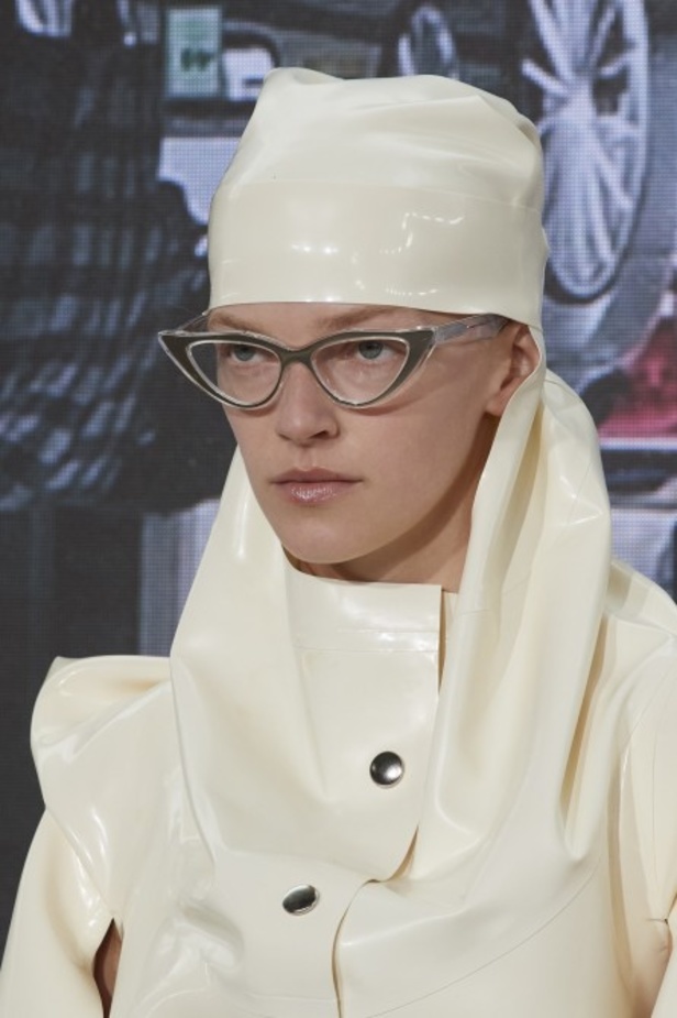 عرض أزياء مجموعة Vivienne Westwood لربيع وصيف 2022 من أسبوع الموضة في باريس