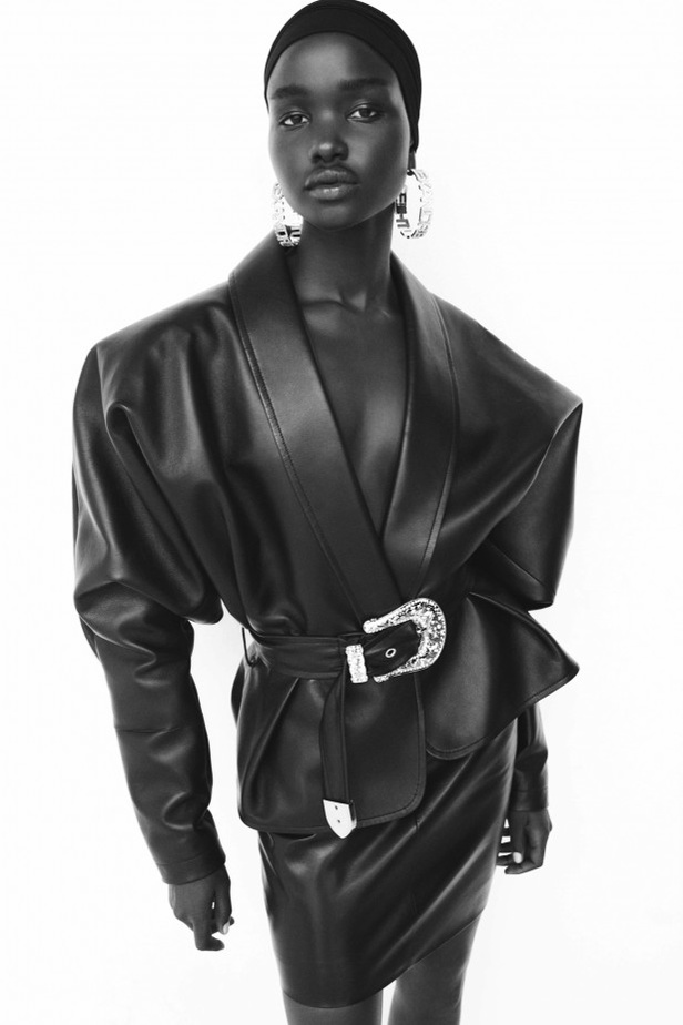 عرض أزياء مجموعة ALEXANDRE VAUTHIER لربيع وصيف 2022 من أسبوع الموضة في باريس