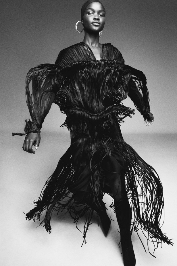 عرض أزياء مجموعة ALEXANDRE VAUTHIER لربيع وصيف 2022 من أسبوع الموضة في باريس