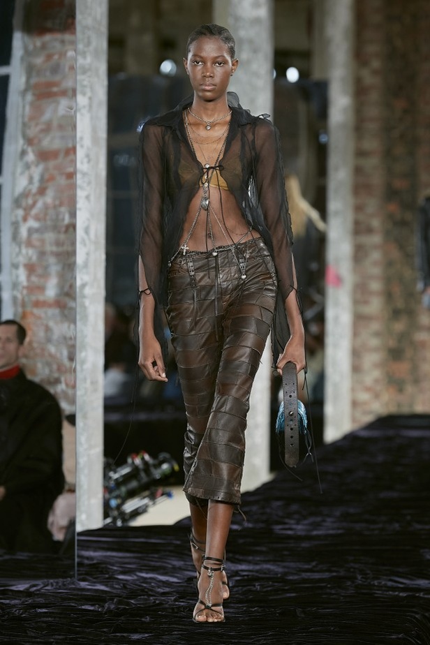 عرض أزياء Acne Studio لربيع وصيف 2022 من أسبوع الموضة في باريس