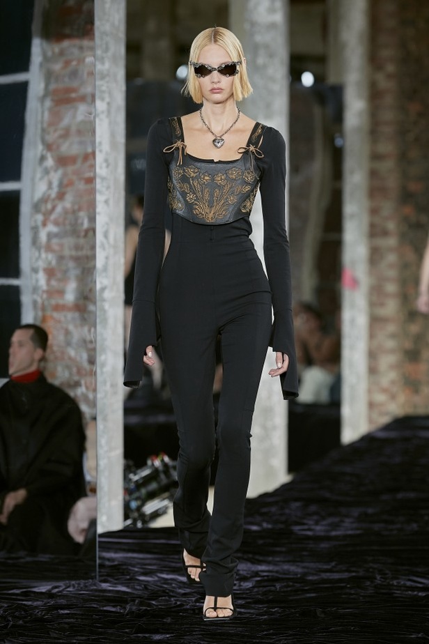 عرض أزياء Acne Studio لربيع وصيف 2022 من أسبوع الموضة في باريس