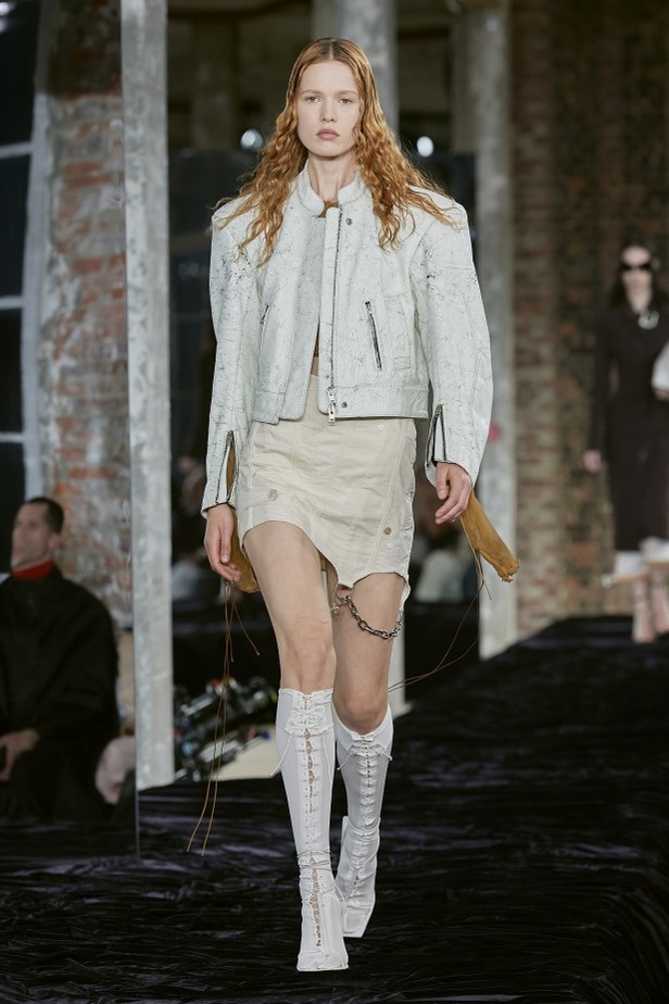 عرض أزياء Acne Studio لربيع وصيف 2022 من أسبوع الموضة في باريس