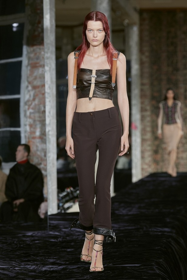 عرض أزياء Acne Studio لربيع وصيف 2022 من أسبوع الموضة في باريس