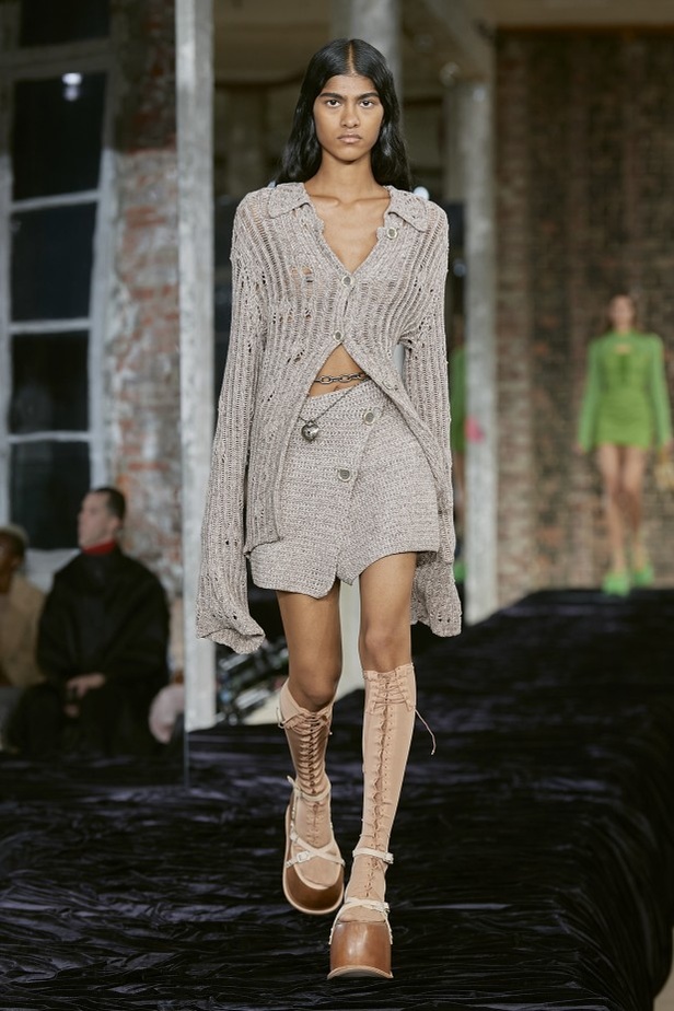 عرض أزياء Acne Studio لربيع وصيف 2022 من أسبوع الموضة في باريس