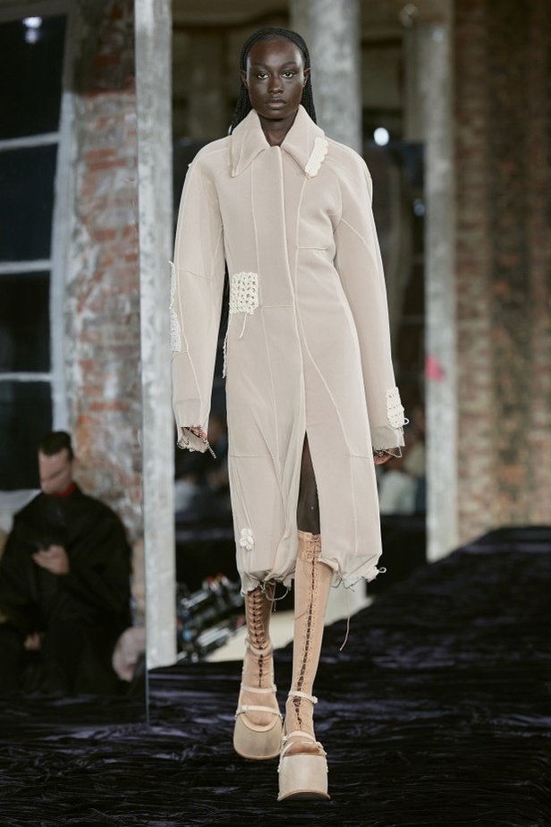 عرض أزياء Acne Studio لربيع وصيف 2022 من أسبوع الموضة في باريس