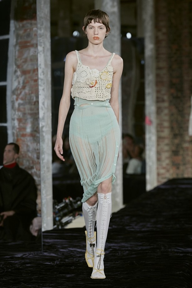 عرض أزياء Acne Studio لربيع وصيف 2022 من أسبوع الموضة في باريس