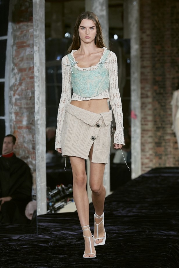 عرض أزياء Acne Studio لربيع وصيف 2022 من أسبوع الموضة في باريس