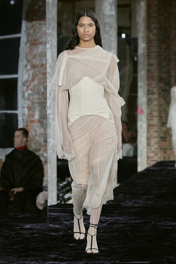 عرض أزياء Acne Studio لربيع وصيف 2022 من أسبوع الموضة في باريس