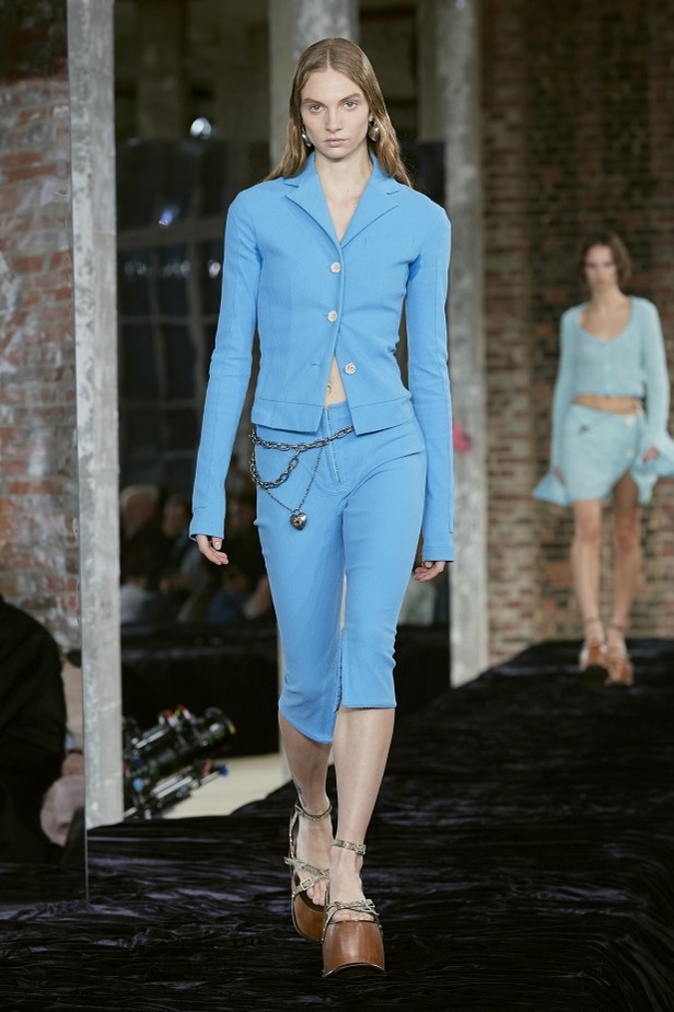 عرض أزياء Acne Studio لربيع وصيف 2022 من أسبوع الموضة في باريس