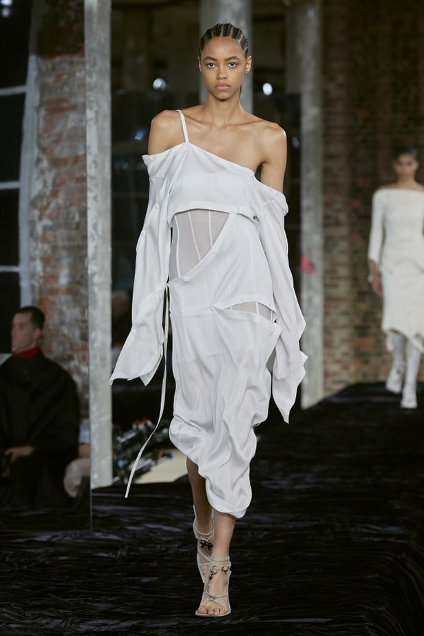 عرض أزياء Acne Studio لربيع وصيف 2022 من أسبوع الموضة في باريس