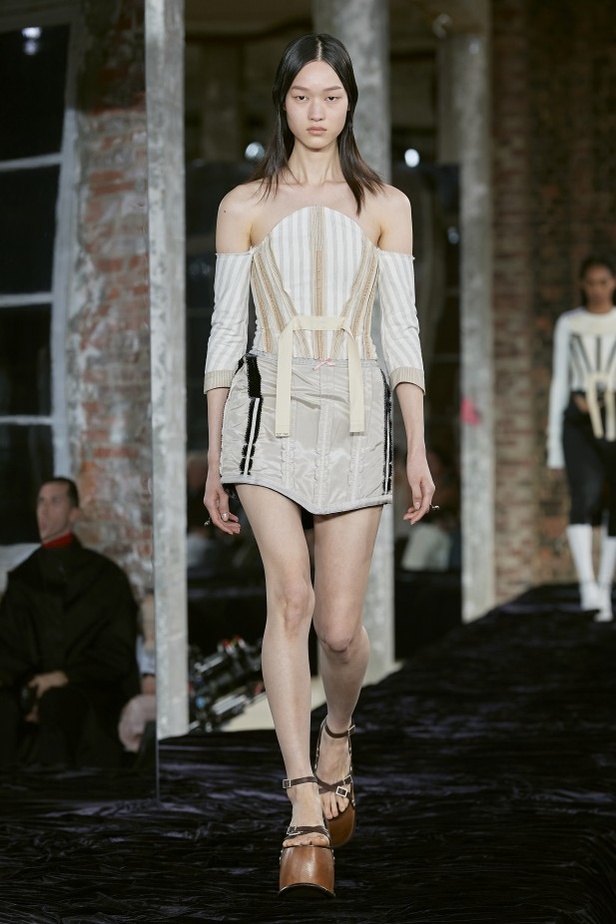 عرض أزياء Acne Studio لربيع وصيف 2022 من أسبوع الموضة في باريس