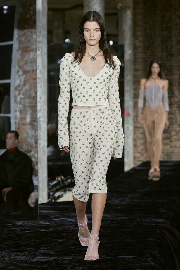 عرض أزياء Acne Studio لربيع وصيف 2022 من أسبوع الموضة في باريس