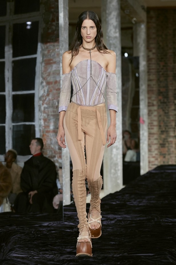 عرض أزياء Acne Studio لربيع وصيف 2022 من أسبوع الموضة في باريس