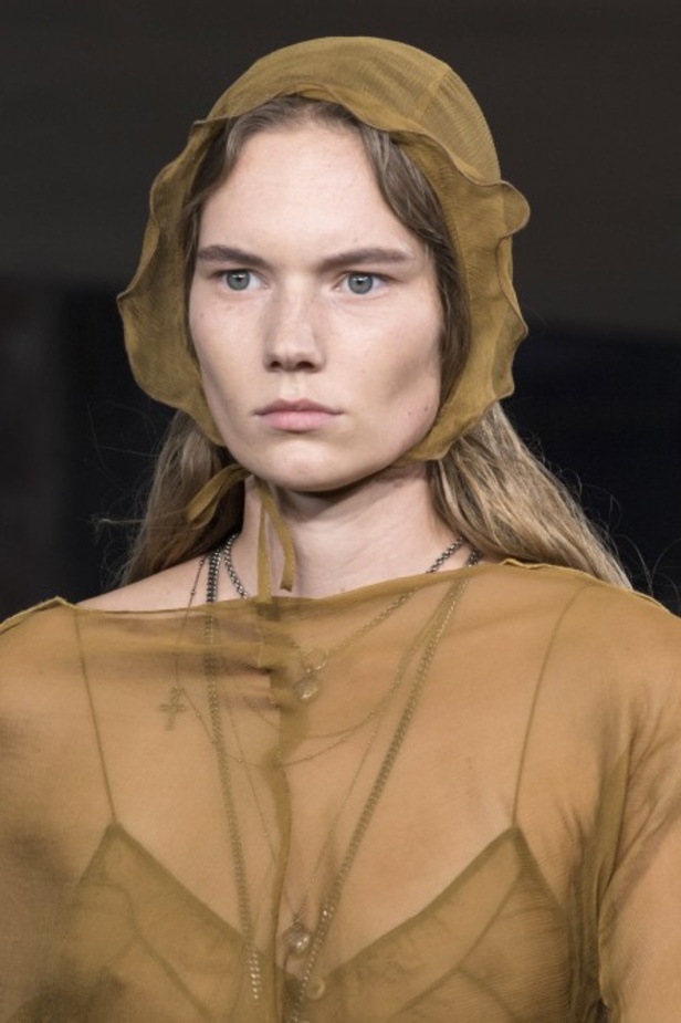 عرض أزياء Acne Studio لربيع وصيف 2022 من أسبوع الموضة في باريس