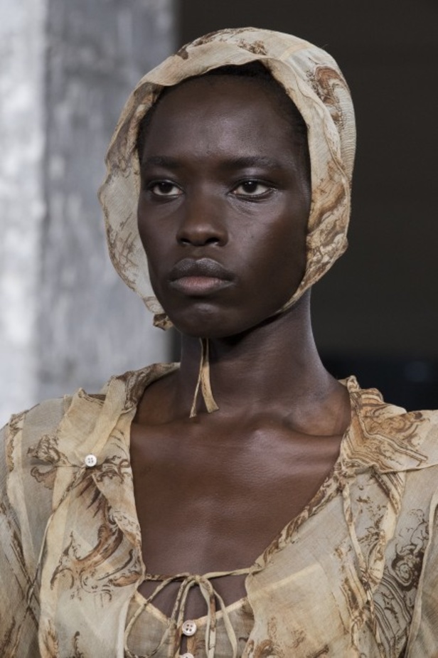 عرض أزياء Acne Studio لربيع وصيف 2022 من أسبوع الموضة في باريس