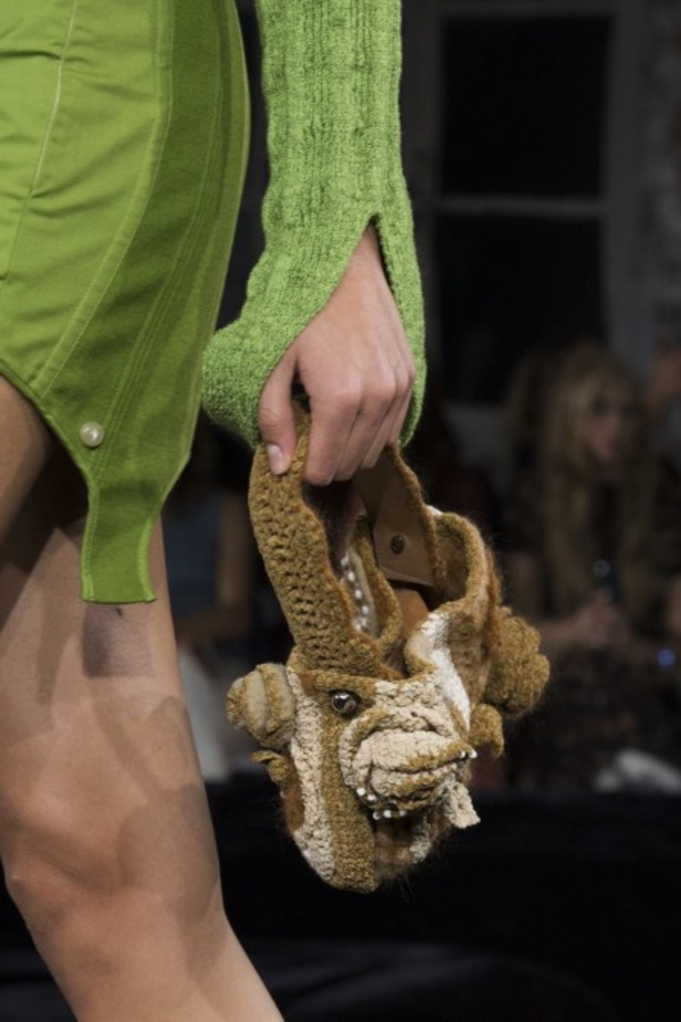 عرض أزياء Acne Studio لربيع وصيف 2022 من أسبوع الموضة في باريس